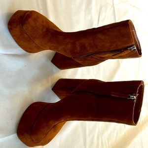 Forever 21 brown faux suede platform boots round toe, zipper closure,
